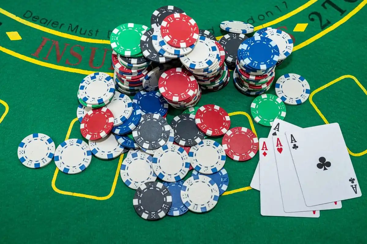 Meja bermain permainan slot online dengan warna menarik